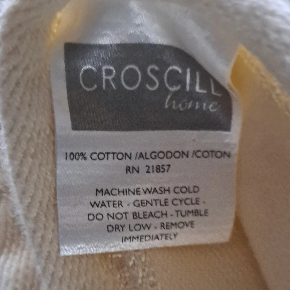 Croscill Cream and Patterned Bath Towel 1 Set.